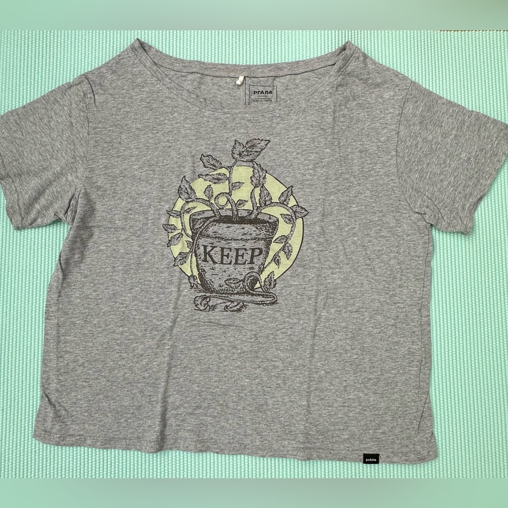 Prana Journeyman Tee 2.0 in Heather Grey Keep Going Plant. Size XS